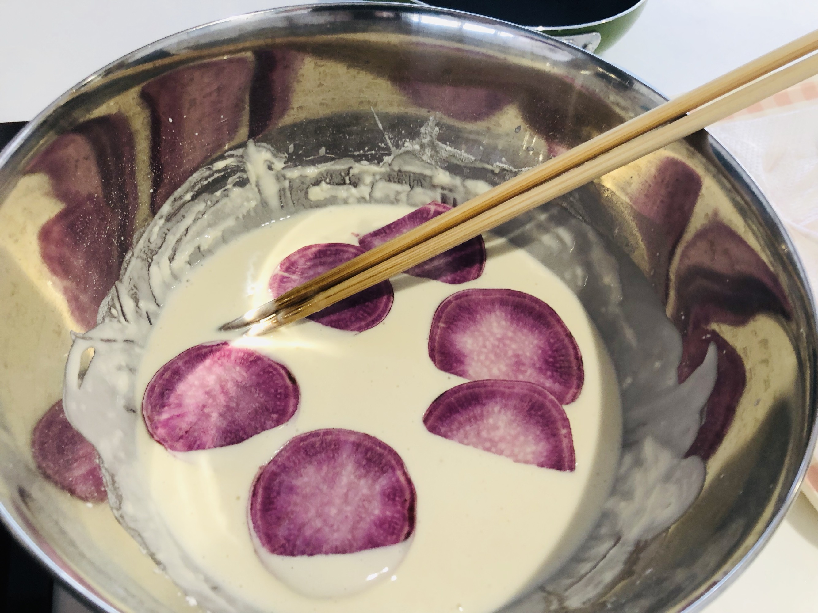 サツマイモ天ぷらの制作工程　天ぷら粉を作りさつまいもをつける