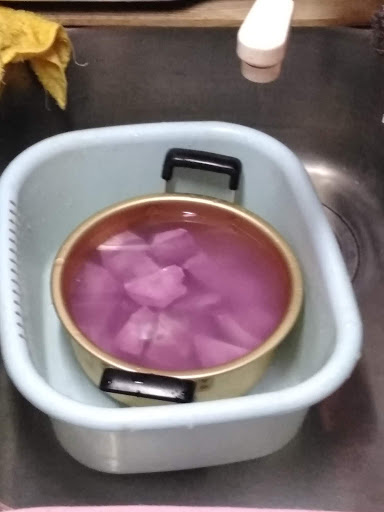 さつまいもおはぎの制作工程でイモを水に浸している
