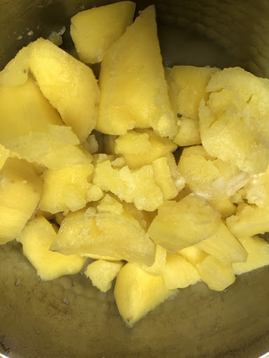 さつまいもおはぎの制作工程でイモを乱切りにしている