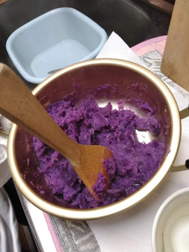 さつまいもおはぎの制作工程でイモをつぶしている